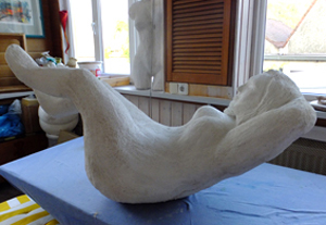 Beton liegende Frau